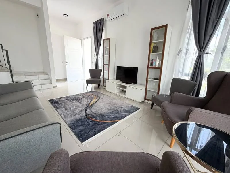 Living features: grey fabric 3-seater sofa, 2 grey armchairs, glass coffee table, area rug with abstract pattern, wall-mounted TV, white TV console, built-in shelving unit, floor-to-ceiling windows with sheer curtains, recessed ceiling lights, wall-mounted split AC; style: modern.