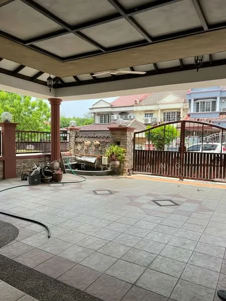 Exterior type: linked terrace house; features: covered porch area, tiled flooring, decorative stone wall, wooden columns, pergola structure, fenced yard, landscaped garden, visible neighboring houses, outdoor hose, paved walkway; style: modern.