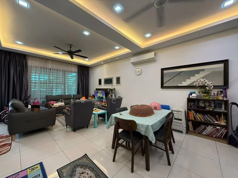 Living features: 5-blade ceiling fan with light, recessed LED downlights, grey fabric sofa, 2 armchairs in dark grey, coffee table, area rug, wall-mounted TV, bookshelf with decorative items, dining table with 4 wooden chairs, white painted walls, white tiled flooring, curtains, decorative mirror; style: modern.