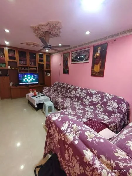 Living features: 3-seater fabric sofa with floral pattern, 2-seater fabric sofa with floral pattern, ceiling fan with light, wall-mounted TV, TV console, decorative wall art, built-in shelving unit, recessed lighting, cream tiled flooring, pink painted walls, crown moulding; style: traditional.