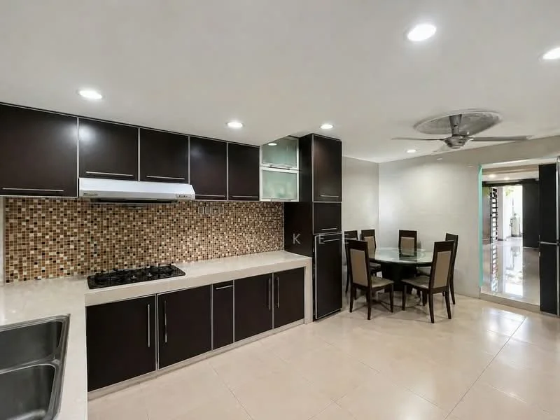 Kitchen features: dark wood cabinetry, granite countertop, stainless-steel sink, chrome pull-down faucet, built-in oven, 4-burner gas hob, exhaust hood, mosaic tile backsplash, recessed LED downlights, 5-blade ceiling fan, dining table with chairs, tile flooring; style: modern.