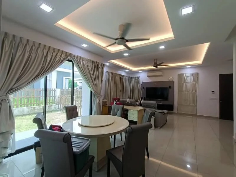 Living features: 5-blade ceiling fan with integrated LED light, recessed downlights, tray ceiling, floor-to-ceiling windows, sliding glass door, cream painted walls, light-colored tile flooring, curtains, dining table with round top, upholstered dining chairs, TV console, wall-mounted TV, sofa, decorative wall panel; style: modern; view: garden.
