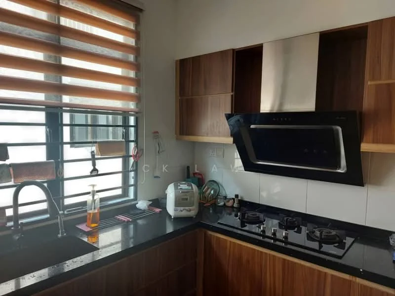 Kitchen features: black granite countertop, wood cabinetry, stainless-steel range hood, 4-burner gas hob, single-bowl stainless-steel sink, chrome pull-down faucet, built-in microwave, window with blinds; style: modern.
