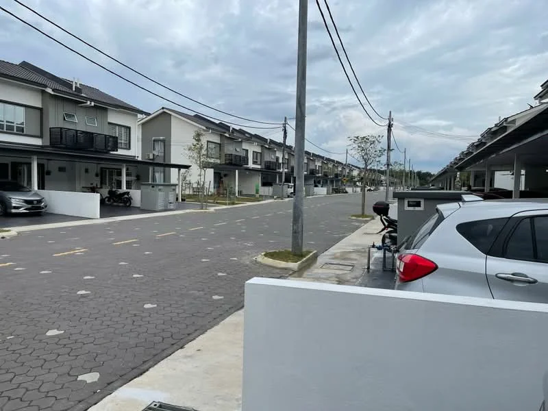 Exterior type: linked terrace house; features: paved road, street lighting, sidewalk, two-storey houses, car porch, manicured landscaping, power lines, visible parking spaces; style: modern.