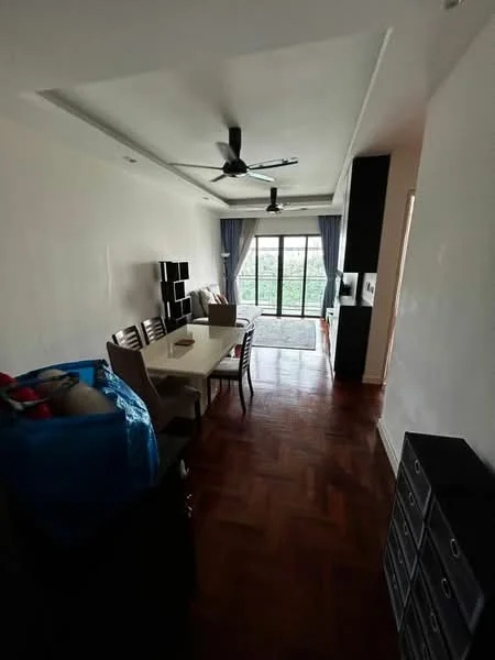 Living features: parquet wood flooring, white painted walls, tray ceiling, 5-blade ceiling fan, floor-to-ceiling windows, sliding glass door, curtains, dining table with chairs, sofa, area rug; style: modern; view: garden.