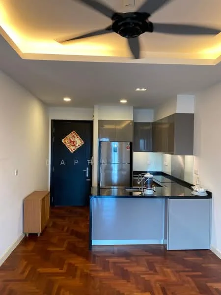 Kitchen features: black granite countertop, grey flat-panel cabinets, stainless-steel fridge, built-in oven, 4-burner gas hob, stainless-steel sink, chrome pull-down faucet, pendant light, 5-blade ceiling fan, wooden flooring, wall-mounted cabinets, tile backsplash; style: modern.