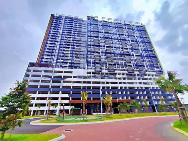 Exterior type: high-rise condominium; features: glass curtain wall, white painted facade, recessed balconies, green landscaping with palm trees, manicured lawn, multi-storey car park, driveway with interlocking pavers; style: modern.