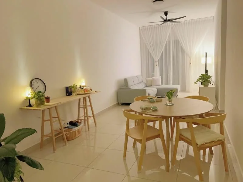 Living features: light-coloured walls, glossy tile flooring, 5-blade ceiling fan, sofa in light grey, round dining table, 4 wooden dining chairs, decorative houseplants, table lamp on side table, wall clock, basket on table, sheer curtains, natural light from windows; style: modern.