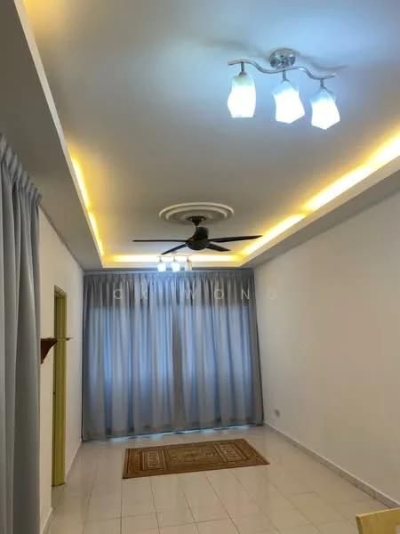 Living features: white painted walls, glossy tile flooring, 5-blade ceiling fan with light, recessed downlights, chandelier with three lights, floor-to-ceiling curtains in grey, decorative area rug, crown moulding; style: modern.
