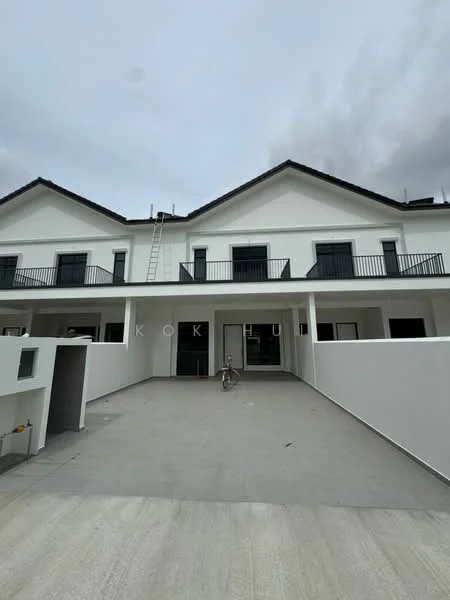 Exterior type: linked terrace house; features: white painted facade, flat roof, two-storey building, balconies with railings, manicured driveway, exterior wall with smooth finish, ladder leaning against the building, open parking space; style: modern.