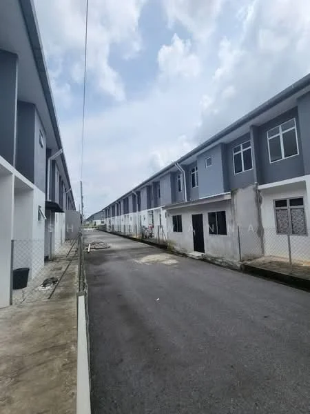 Exterior type: linked terrace house; features: grey painted facade, two-storey buildings, concrete walkway, fenced perimeter, asphalt road, windows with white frames, gutter system, outdoor lighting fixtures; style: modern.