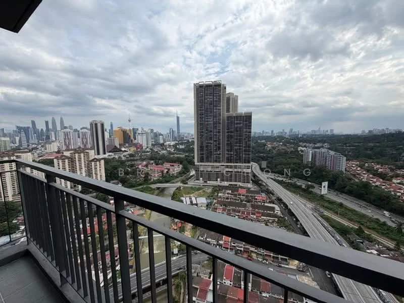 Room style: modern; view: city.