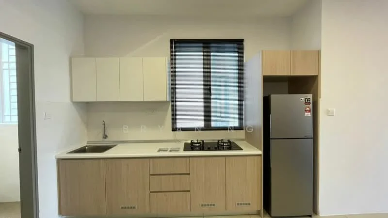 Kitchen features: white laminate cabinetry, light wood cabinetry, stainless-steel sink, chrome pull-down faucet, 2-burner gas hob, built-in oven, stainless-steel fridge, white tiled backsplash, countertop with integrated sink, window with black blinds; style: modern.