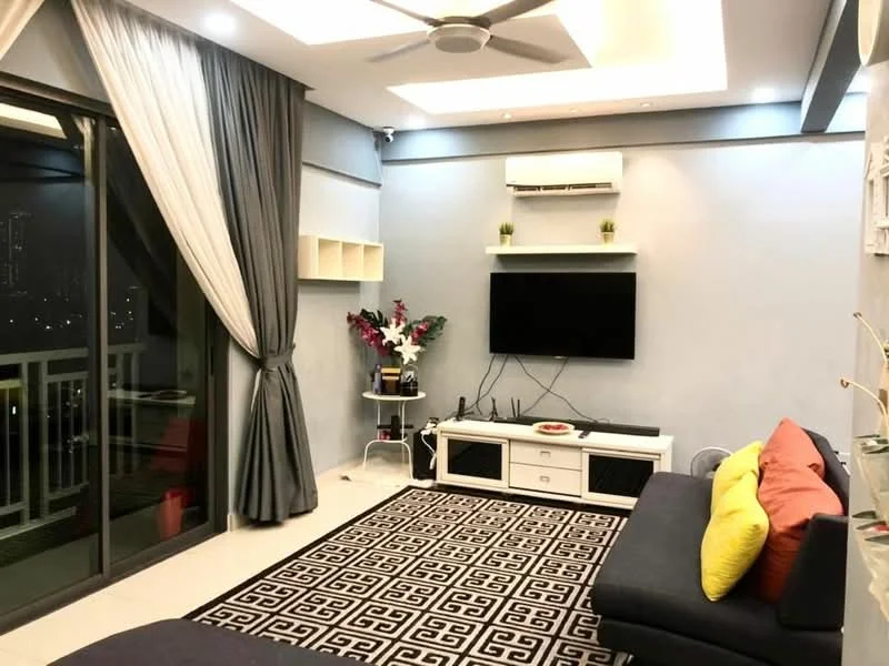 Living features: grey painted walls, white ceiling with recessed lighting, 5-blade ceiling fan with light, floor-to-ceiling windows, sliding glass door, black and white geometric area rug, 3-seater fabric sofa in navy blue, decorative cushions in yellow and orange, TV console in white with storage, wall-mounted TV, decorative plants, shelves with decorative items; style: modern; view: city.