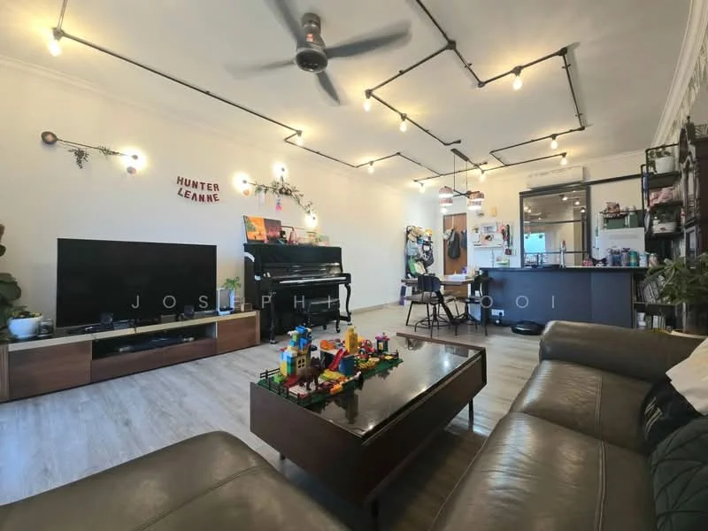 Living features: 3-seater fabric sofa in grey, coffee table, wall-mounted TV, piano, ceiling fan with light, LED strip lighting, wooden flooring, decorative wall with plants, open shelving unit, area rug; style: modern.