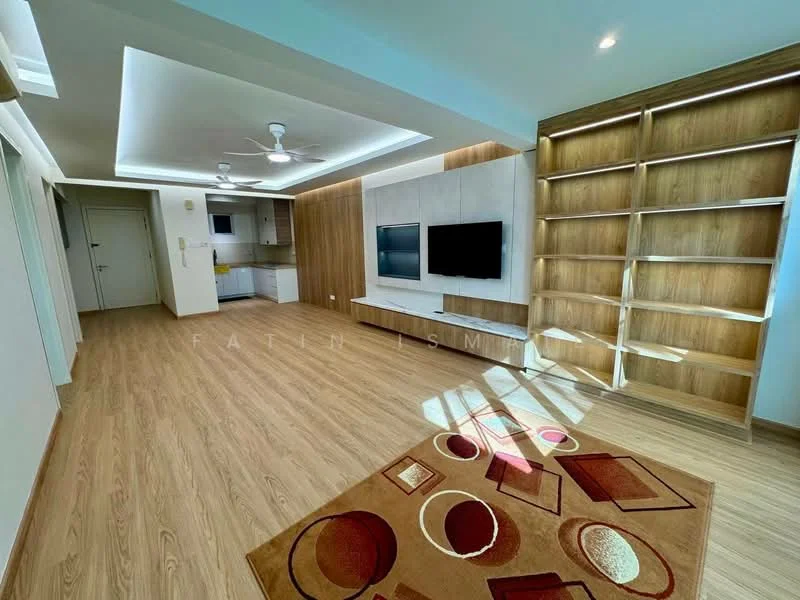 Living features: wooden flooring, recessed ceiling with LED lighting, 5-blade ceiling fan with light, wall-mounted TV, built-in shelving unit with wood finish, decorative area rug with geometric pattern, open layout connecting to kitchen, light-colored walls, large windows for natural light; style: modern.