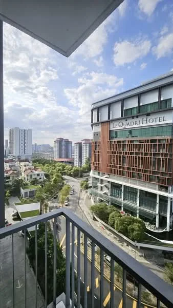 Room style: modern; view: city.