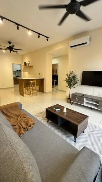 Living features: 3-seater fabric sofa in grey, coffee table in dark wood, area rug with geometric pattern, wall-mounted TV, entertainment unit in white, 2 ceiling fans, recessed LED downlights, decorative plant in ceramic pot, light-colored painted walls, tile flooring, open layout to kitchen, sliding glass door to balcony; style: modern. Kitchen features: kitchen island with bar stools, wood cabinetry, open shelving, stainless-steel appliances, tile backsplash, countertop in light color; style: modern.