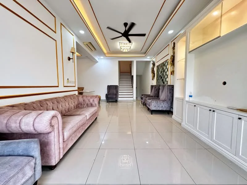 Living features: 3-seater chesterfield sofa in light pink, 2 armchairs in grey fabric, white built-in cabinetry, large floor tiles in glossy finish, recessed ceiling lights, 5-blade ceiling fan, decorative wall paneling with gold accents, staircase leading to upper floor, wall-mounted decorative elements, large windows with natural light; style: modern.