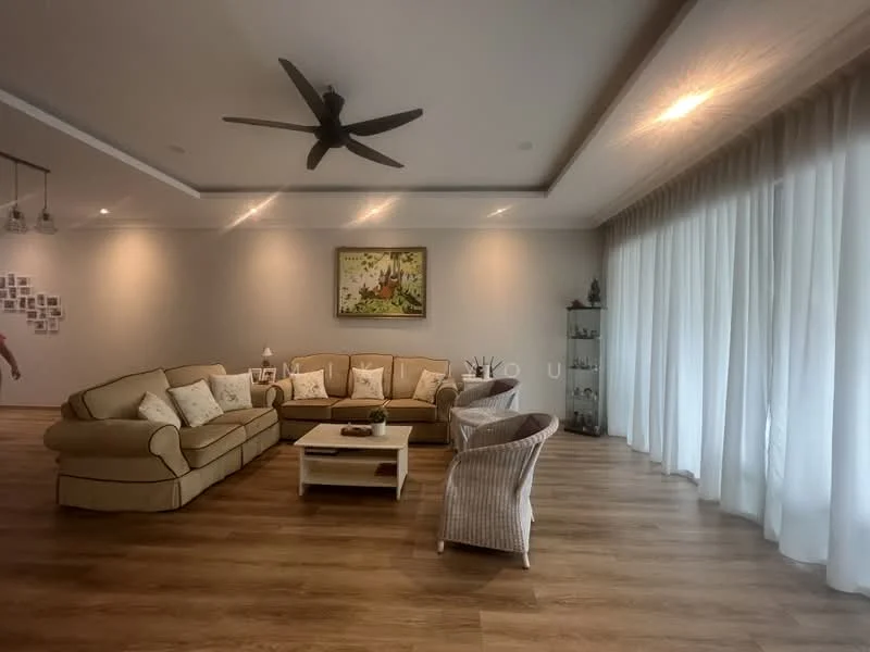 Living features: 5-blade ceiling fan, sofa in beige fabric, coffee table, area rug, wall-mounted artwork, floor-to-ceiling windows, sheer curtains, wooden flooring, recessed downlights, crown moulding; style: modern.