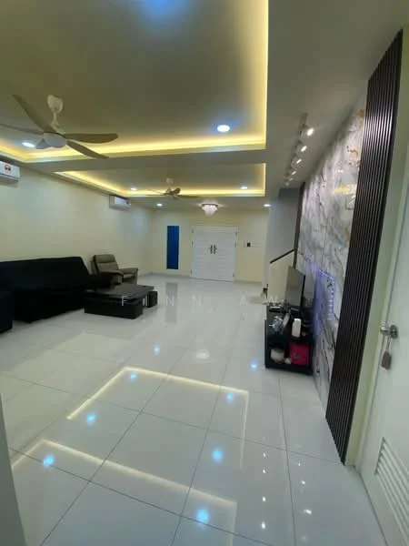 Living features: white painted walls, glossy tile flooring, 5-blade ceiling fan with light, recessed LED downlights, sofa in black fabric, coffee table, wall-mounted TV, decorative wall with marble finish, air conditioning unit, sliding door, built-in cabinetry; style: modern.