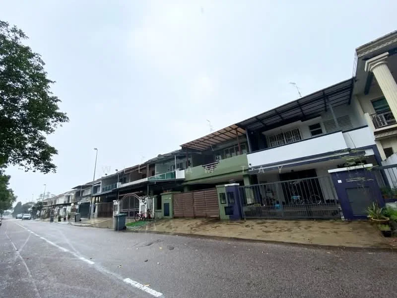 Exterior type: linked terrace house; features: two-storey linked terrace houses, white painted facade, green accent wall, balconies on upper floors, metal railing on balconies, flat roof, paved driveway, manicured landscaping, street view, surrounded by mature trees; style: modern.