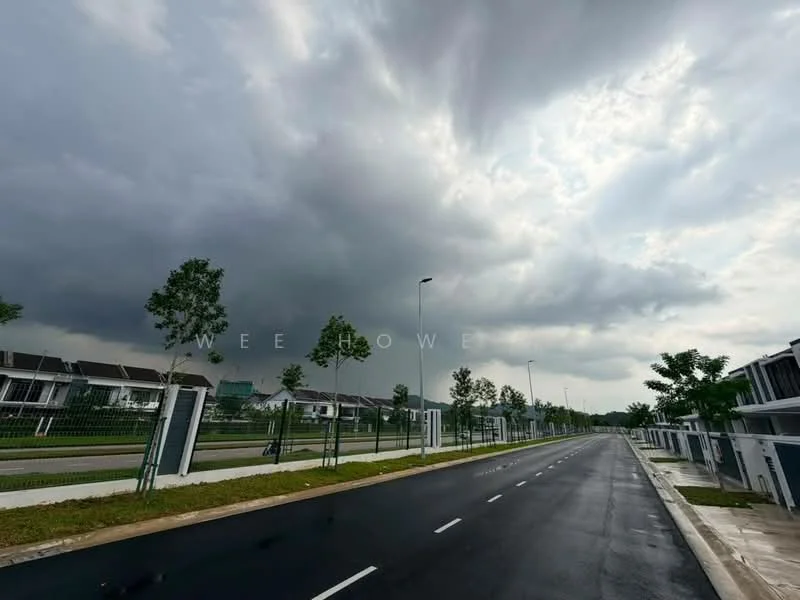 Exterior type: linked terrace house; features: paved road, street lighting, manicured grass, trees along the street, fenced properties, residential area, cloudy sky; style: modern.