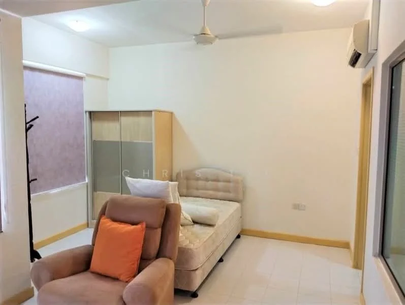 Living features: light beige walls, laminate flooring, ceiling fan, 2-seater fabric sofa in beige, orange decorative pillow, single armchair in brown, floor-to-ceiling window, window with sheer curtains, built-in wardrobe with sliding doors, air conditioning unit; style: modern.