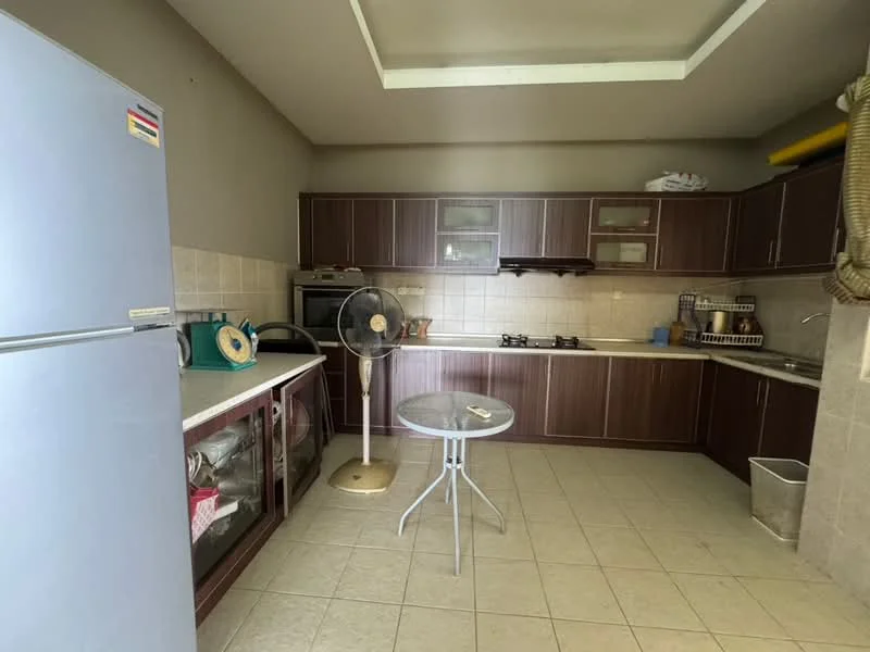 Kitchen features: stainless-steel fridge, wood cabinetry in dark brown, ceramic tile flooring, white tiled backsplash, built-in oven, 4-burner gas hob, exhaust hood, round dining table, standing fan, sink, countertop with space for appliances, glass-front cabinets; style: modern.