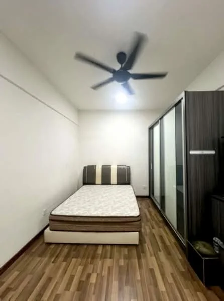 Bedroom features: queen-size bed, wooden flooring, 5-blade ceiling fan, recessed downlights, built-in wardrobe with sliding doors, neutral painted walls, decorative wall paneling, TV console; style: modern.