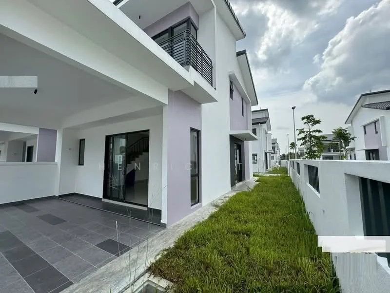 Exterior type: linked terrace house; features: white painted facade, light purple accent walls, flat roof, two-storey structure, manicured lawn, paved walkway, large windows, balcony with railing, surrounded by greenery; style: modern.