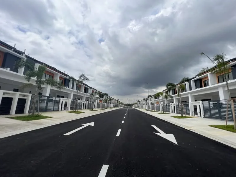 Exterior type: linked terrace house; features: two-storey houses, grey and white facade, manicured landscaping, palm trees, asphalt road, marked parking spaces, street lighting, sidewalks, gated entry, modern architectural design; style: modern.