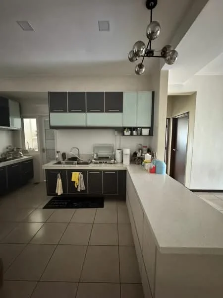 Kitchen features: L-shaped kitchen layout, dark wood cabinetry with glass panels, white quartz countertop, stainless-steel sink, chrome pull-down faucet, built-in oven, freestanding range oven, microwave, tile flooring, recessed downlights, pendant light fixture, open shelving, kitchen island with seating, black area rug; style: modern.
