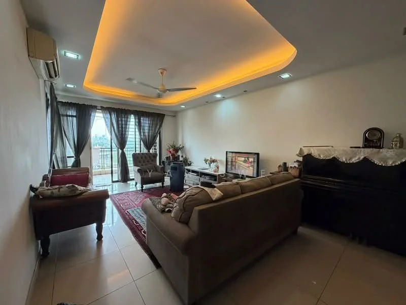 Living features: sofa in grey fabric, 3-seater sofa, coffee table, TV console, wall-mounted TV, area rug with geometric pattern, ceiling fan with light, recessed LED downlights, floor-to-ceiling windows, blackout curtains, decorative mirror, piano, plant in ceramic pot, wall-mounted air conditioning unit, lighted ceiling with cove lighting; style: modern; view: city.