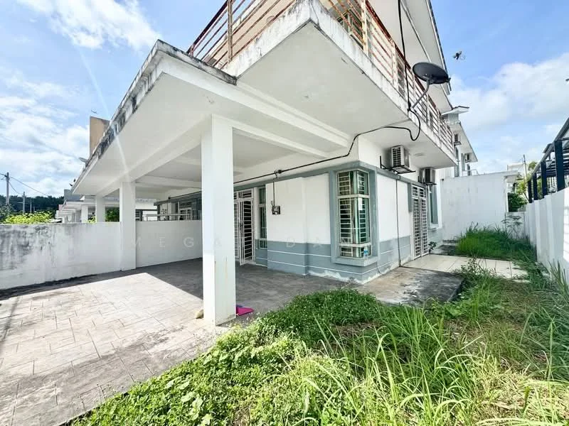 Exterior type: detached bungalow; features: two-storey building, white painted facade, flat roof, covered porch area, exposed concrete columns, windows with grilles, satellite dish, manicured lawn, paved walkway, surrounding greenery, fenced yard; style: modern.