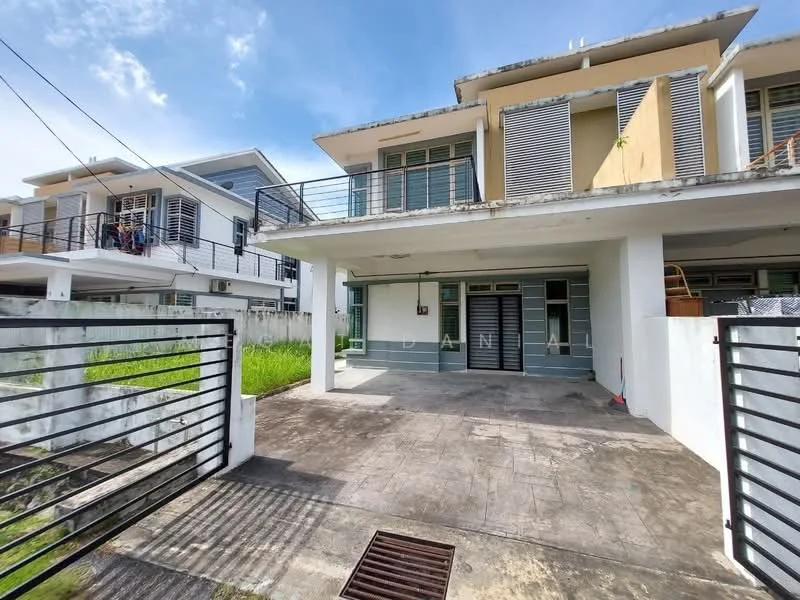 Exterior type: semi-detached house; features: two-storey structure, concrete facade, grey painted facade, sliding glass doors, balcony with railing, manicured lawn, paved driveway, fenced perimeter, modern architectural design, large windows, overhanging roof, outdoor space; style: modern.