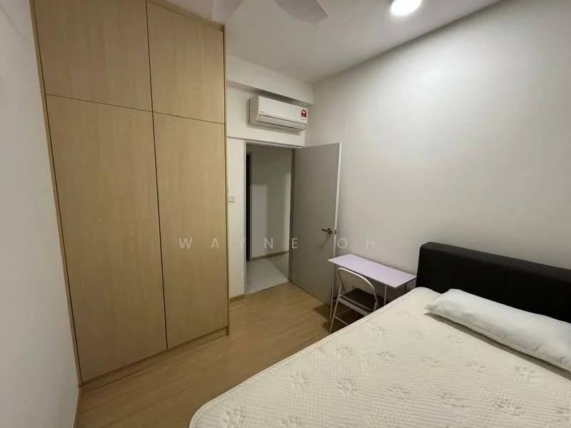 Bedroom features: queen-size bed, upholstered headboard, built-in wardrobe with wood finish, 1 bedside table, wall-mounted air conditioning unit, light-colored walls, laminate flooring, ceiling fan; style: modern.