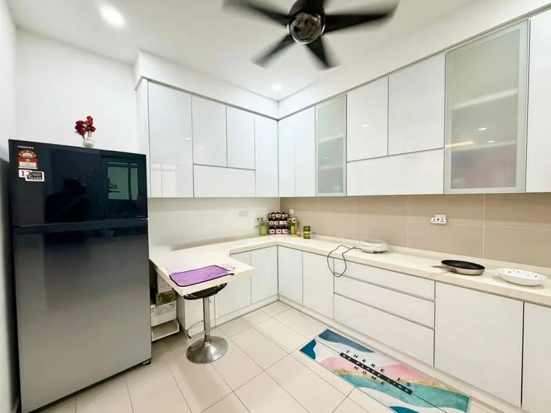Kitchen features: white cabinetry with glass-front upper cabinets, stainless-steel fridge, white countertop, wall-mounted cabinets, tile backsplash, single-bowl stainless-steel sink, chrome pull-down faucet, pendant light, ceiling fan, tile flooring, decorative area rug, kitchen island with seating; style: modern.