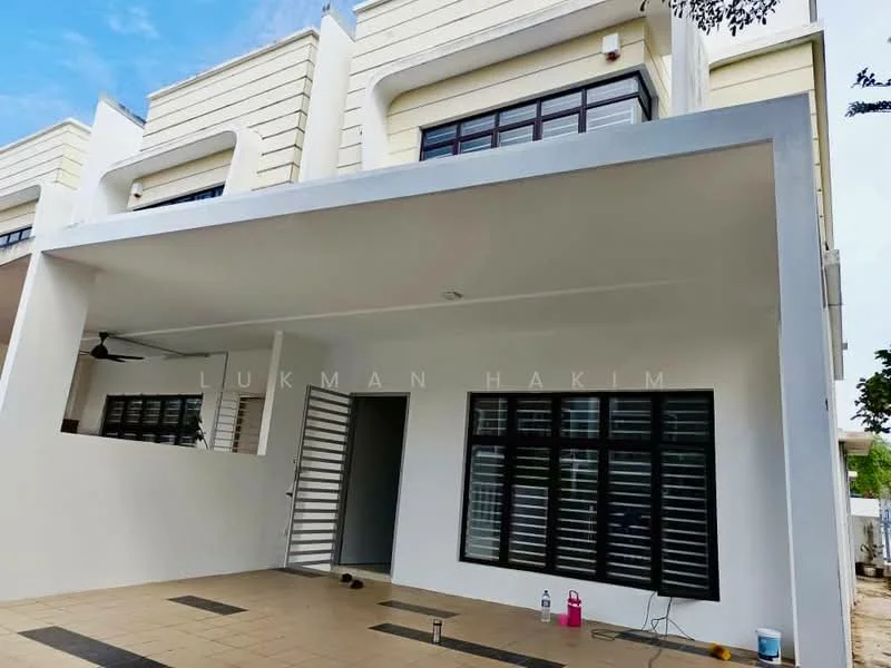 Exterior type: linked terrace house; features: white painted facade, flat roof, covered porch, sliding glass door, floor-to-ceiling windows, ceiling fan, paved flooring, minimalist design; style: modern.