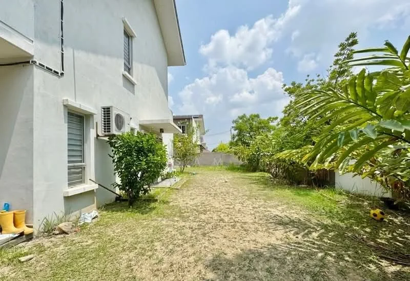 Exterior type: semi-detached house; features: white painted facade, single-storey, manicured lawn, mature trees, landscaped garden, air conditioning unit, pathway, surrounded by greenery; style: modern.