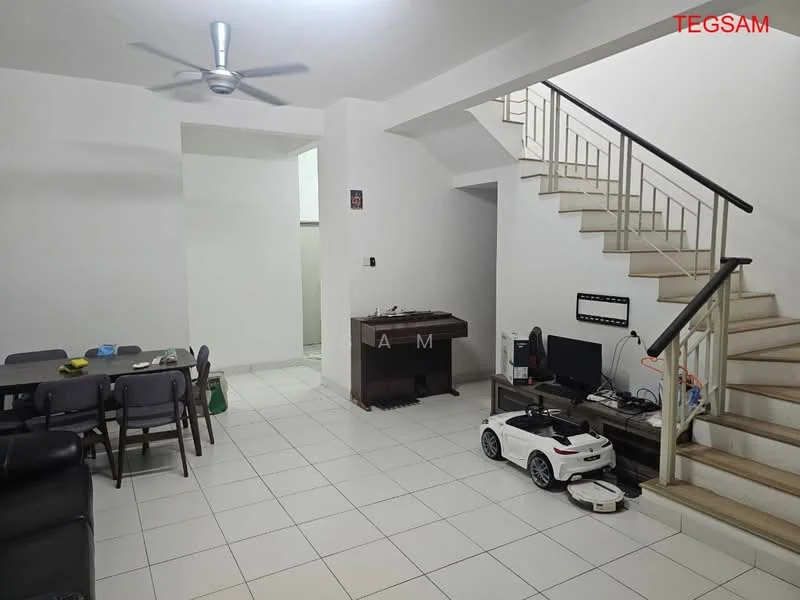 Living features: white painted walls, tile flooring, 5-blade ceiling fan, sofa in black leather, coffee table, TV console, wall-mounted TV, staircase with metal railing, dining table with chairs, piano, decorative items on table; style: modern.