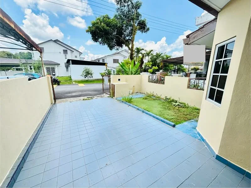 Exterior type: linked terrace house; features: paved driveway, manicured lawn, garden area, fence, single-storey, surrounded by greenery, clear blue sky, residential street view; style: modern.