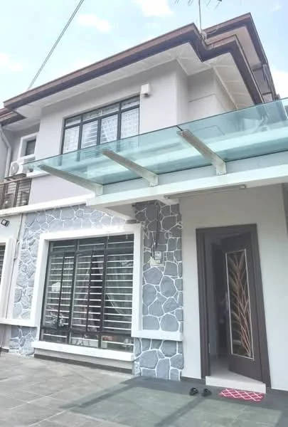 Exterior type: linked terrace house; features: glass canopy over entrance, stone cladding on facade, white painted facade, large windows with horizontal slats, main entrance door with decorative design, tiled flooring at entrance, visible outdoor area, modern architectural style; style: modern.