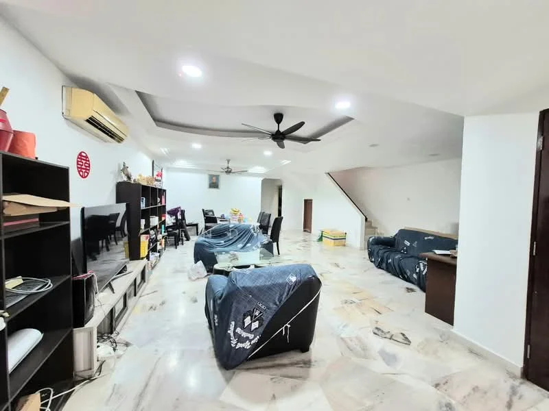 Living features: marble flooring, white painted walls, tray ceiling, 5-blade ceiling fan, wall-mounted air conditioning unit, black sofa, 2-seater sofa, bookshelf, dining table, decorative wall clock, TV console, open space layout; style: modern.