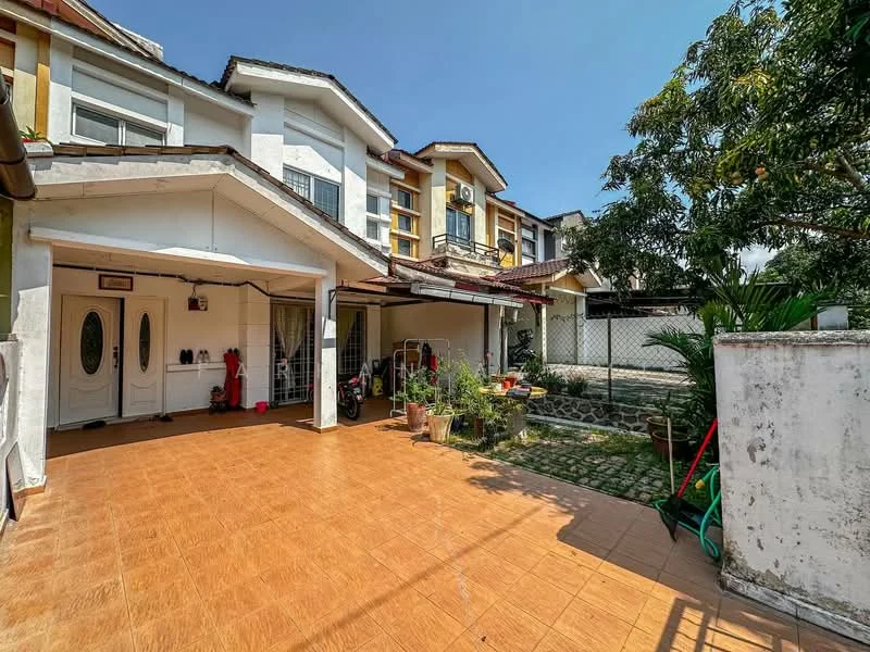Exterior type: linked terrace house; features: white painted facade, cream painted facade, flat roof, single-storey, manicured lawn, paved driveway, car porch with awning, mature trees, fenced yard, outdoor garden area, decorative plants; style: modern.
