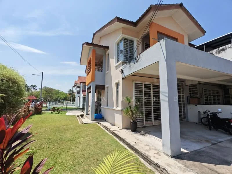Exterior type: semi-detached house; features: two-storey structure, orange and white painted facade, flat roof, manicured lawn, driveway with concrete surface, car porch, windows with horizontal slats, surrounded by greenery, adjacent to open space, visible outdoor seating area; style: modern.