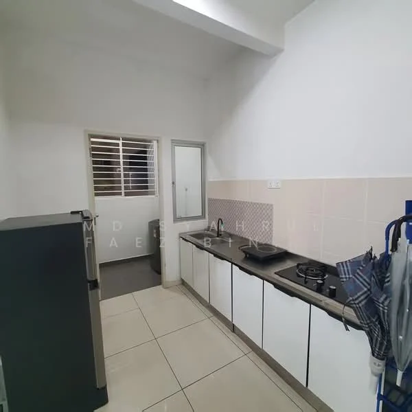 Kitchen features: white cabinetry, black countertop, stainless-steel fridge, 4-burner gas hob, single-bowl stainless-steel sink, wall-mounted window, tile backsplash, ceramic tile flooring, recessed lighting; style: modern.