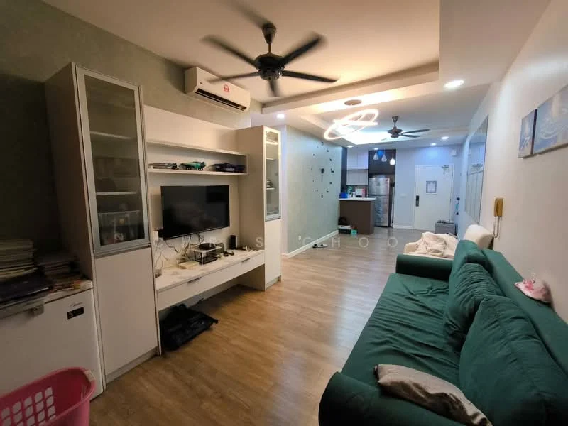 Living features: green fabric sofa, white TV console, wall-mounted TV, ceiling fan, recessed LED downlights, wood laminate flooring, decorative wall with green paint, open layout to kitchen, air conditioning unit, decorative light fixture; style: modern.