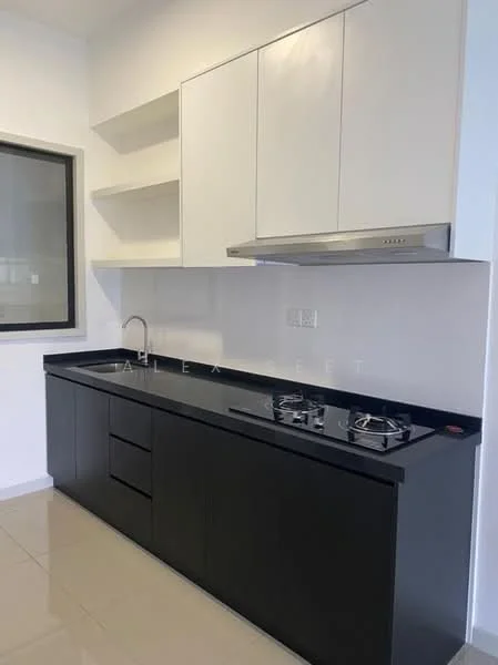 Kitchen features: black granite countertop, white upper cabinets, black lower cabinets, stainless-steel range hood, built-in gas hob, single-bowl stainless-steel sink, wall-mounted faucet, white tiled backsplash, open shelving above countertop, glossy floor tiles; style: modern.