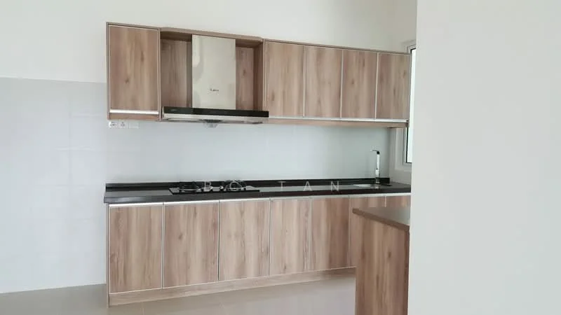 Kitchen features: wood cabinetry with a natural finish, black countertop, stainless-steel range hood, 4-burner gas hob, single-bowl stainless-steel sink, chrome pull-down faucet, white tiled backsplash, ceramic tile flooring, large window for natural light; style: modern.
